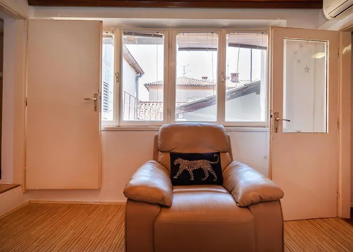 Timeless Antique Old Town With Terrace Lejlighed