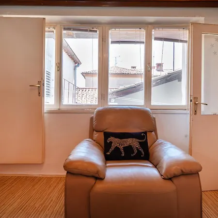 Timeless Antique Old Town With Terrace Appartement