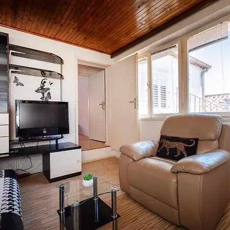 Apartment Timeless Antique Old Town With Terrace